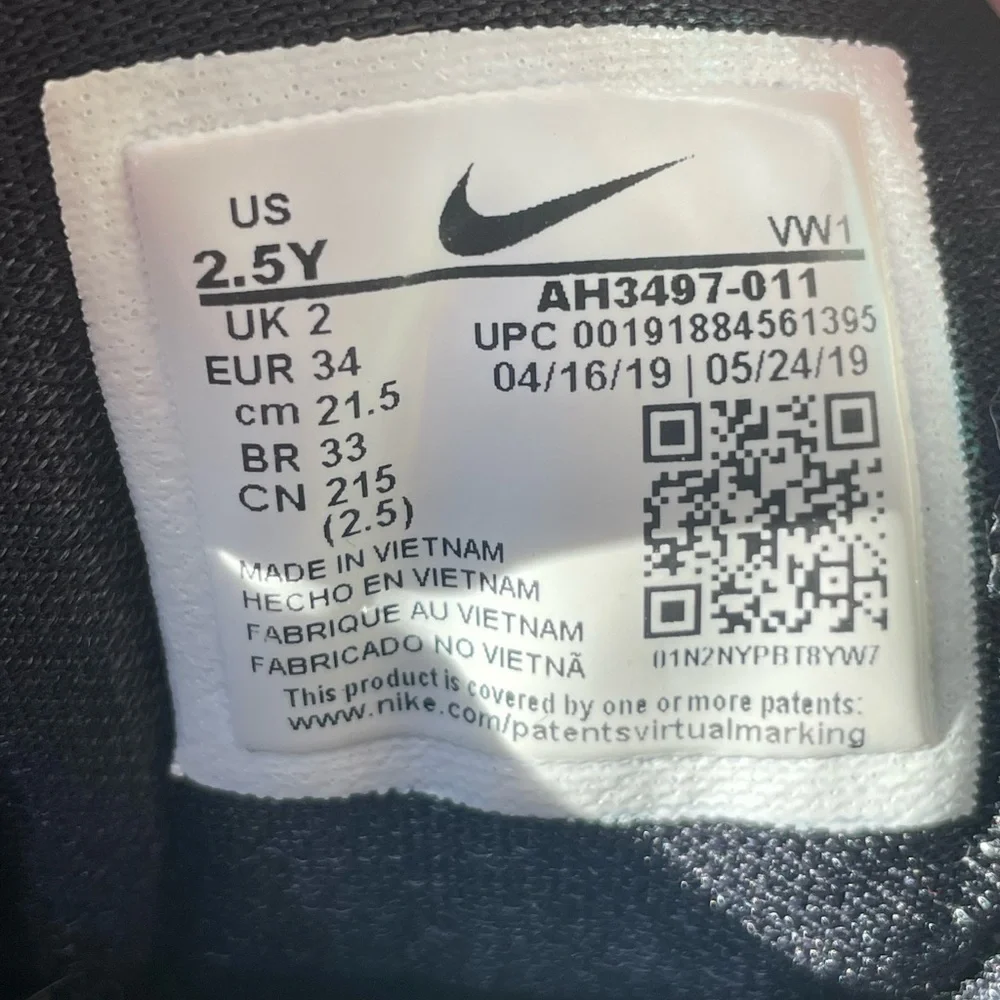 Kids Nike Kyrie Flytrap size 2.5Y